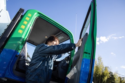 清掃車から降りるスタッフ